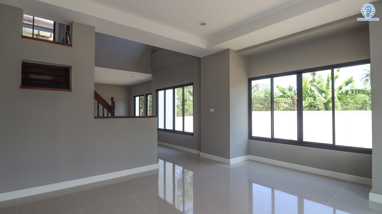 บ้านมือสองตกแต่งใหม่ ม.ราชพฤกษ์ บางบอน4 หลังมุม ตกแต่งหรูหรา ดีไซน์ Classic เนื้อที่ 103.1 ตร.ว. ฟังก์ชัน 3 ห้องนอน 3 ห้องน้ำ จอดรถได้ 4 คัน พื้นที่สนามหญ้าด้านข้างกว้างกว่า 242 ตร.ม. บนทำเลศักยภาพ เชื่อมต่อหลายเส้นทาง ใกล้เดอะมอลล์บางแค จุดขึ้นทางด่วน "เพชรเกษม" และรถไฟฟ้าสายสีน้ำเงิน "สถานีหลักสอง"